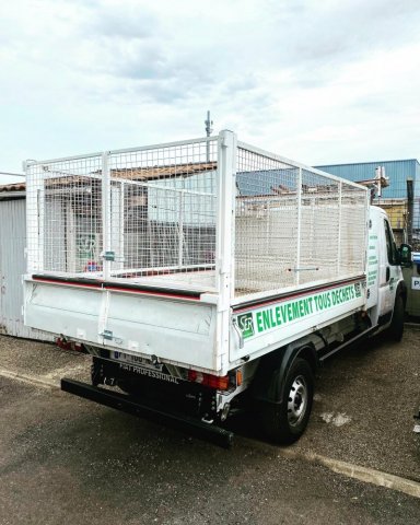 Création de ridelles hautes grillagées et modification de ridelle basse sur camion de débarras à BORDEAUX.