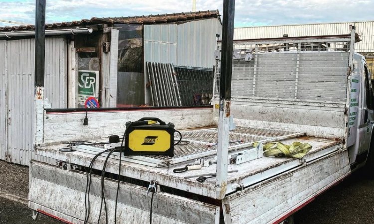 Création de ridelles hautes grillagées et modification de ridelle basse sur camion de débarras à BORDEAUX.