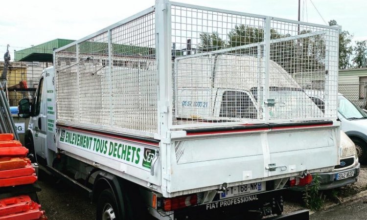 Création de ridelles hautes grillagées et modification de ridelle basse sur camion de débarras à BORDEAUX.