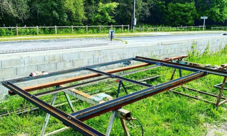 Création d'une structure en acier pour fermeture de local électrique à Branne. 2