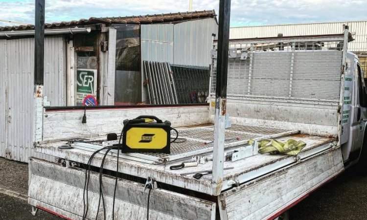 Création de ridelles hautes et transformation d'une ridelle basse sur camion de débarras à BORDEAUX.