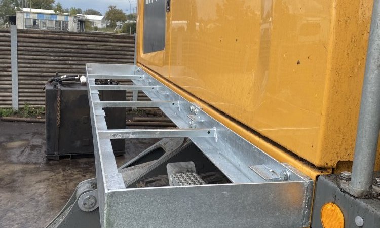 Pose de passerelle galvanisée sur engin de chantier sur BIGANOS.